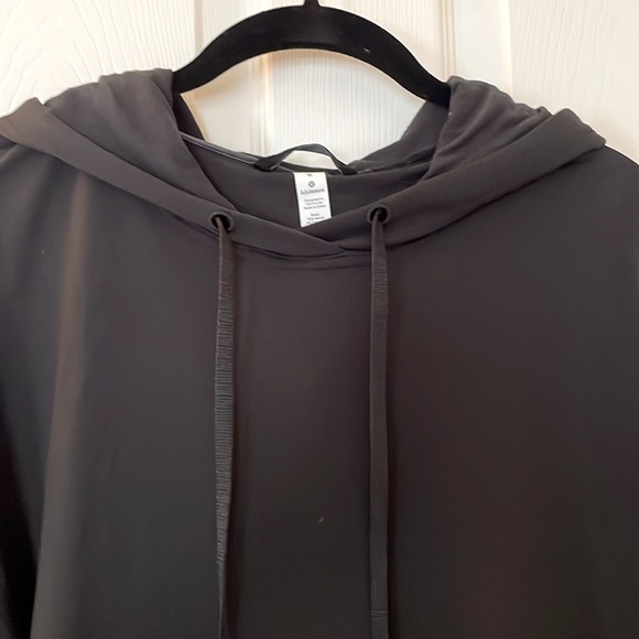 Lululemon: Twisted and Tucked Pull-Over Hoodie - Picture 4 of 10